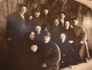 1933 год. Фото предоставлено Пыренковым Юрием Михайловичем: "Артисты лесозавода, исполнявшие пьесу "Кандидат"."