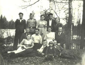 Фото предоставлено Татьяной Фоминой: Компания на отдыхе. В верхнем ряду третья слева - Маруся Покудина. Во втором ряду крайний справа - Иван Тумасович Михайленко. Слева от девочки мой дед.
