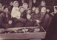 Фото предоставлено Кузнецовым Юрием Ивановичем. Зима 1948 года. Похороны моего старшего брата Бориса, 1932 г.р., умер от аппендицита. За гробом стою я, справа мама с внучкой Галей, слева моя старшая сестра Андрюк Татьяна Михайловна с дочкой Людой, справа за перилами Женя Пыренкова.