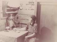 Фото предоставлено Кузнецовым Юрием Ивановичем. (03.04.58 г.) - моя мама Кузнецова Мария Павловна, за кухонным столом.