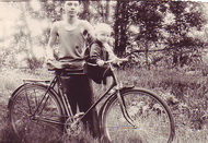 Фото предоставлено Кузнецовым Юрием Ивановичем. (летом 1955 г.)  - Как не покатаешь своего племянничка Толика Андрюк.