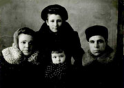 Фото предоставлено Татьяной Фоминой: 01.02.1951 г. Мои бабушка и дедушка, тётя(1948г.р.) и Сизова(Индюкова) Екатерина Ивановна.