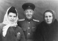 Жена офицера Трифонова, Орлов (командир части) с женой. Фото предоставила Славина (Олейник) Людмила Даниловна.