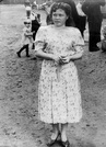 Вольнонаемная 405-го Мария Девицына, на заднем плане с кулечком семечек в руках ее сын Боря. Фото предоставила Славина (Олейник) Людмила Даниловна.