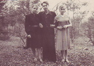 Фото предоставлено Кузнецовым Юрием Ивановичем. (май 1956 г.) - слева Инна Варламова, в центре Юрий Кузнецов, справа Валя Голубева.