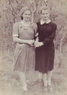 Фото предоставлено Кузнецовым Юрием Ивановичем. (1955 г.) - справа Инна Варламова, с подругой.