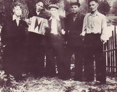 Фото предоставлено Кузнецовым Юрием Ивановичем. (летом 1955 г.) - с друзьями.