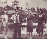 Фото предоставлено Кузнецовым Юрием Ивановичем. (июнь 1955 г.) - с компанией, сзади наш дом - бывшая прачечная монастыря и "кремль", как его мы называли.