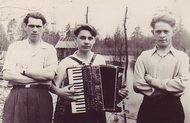 Фото предоставлено Кузнецовым Юрием Ивановичем. (май 1956 г.) - с друзьями, сзади баня Зерновых.