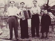 Фото предоставлено Кузнецовым Юрием Ивановичем. ( май 1956 г.) - с друзьями.