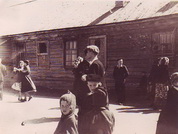 Фото предоставлено Кузнецовым Юрием Ивановичем. (май 1956 г.) - на танцплощадке лесозаводского клуба.