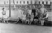 1964 год. Дети военнослужащих химбата во дворе жилых домов в кремле.