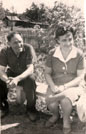 Фото предоставлено Рабкиным Евгением Григорьевичем: Мои родители сидят на лавке в нашем дворе, позади них, по всей видимости, домик Шилиных