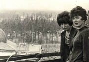 Фото предоставлено Рабкиным Евгением Григорьевичем: Моя сестра (слева) и моя невеста летом 1967 г. на крыше пятиглавого Успенского собора. Внизу, видимо, частный дом Шаровых