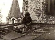Фото предоставлено Рабкиным Евгением Григорьевичем: Лето 1967 г. Моя сестра (стоит) и моя невеста (выглядывает снизу) на крыше Успенского собора