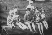 1978 год. Дети военнослужащих в/ч 42743 (405-й склад) во дворе дома №3 по улице Школьной.