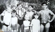 1977 год. Дети военнослужащих в/ч 42743 (405-й склад) во дворе дома №3 по улице Школьной.