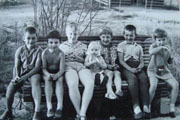 1975 год. Дети военнослужащих в/ч 42743 (405-й склад) во дворе дома №3 по улице Школьной.