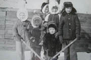 Дети военнослужащих в/ч 42743 (405-й склад) во дворе дома №3 по улице Школьной.