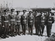 Офицеры и прапорщики в/ч 42743 (405-й) во дворе дома №3 по улице Школьной. 1980-е годы.