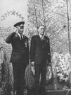 9 мая 1982 года. На фото командир в/ч 51474 и председатель поселкового Совета Фролищ. Фото предоставил Владимир Гайбура.